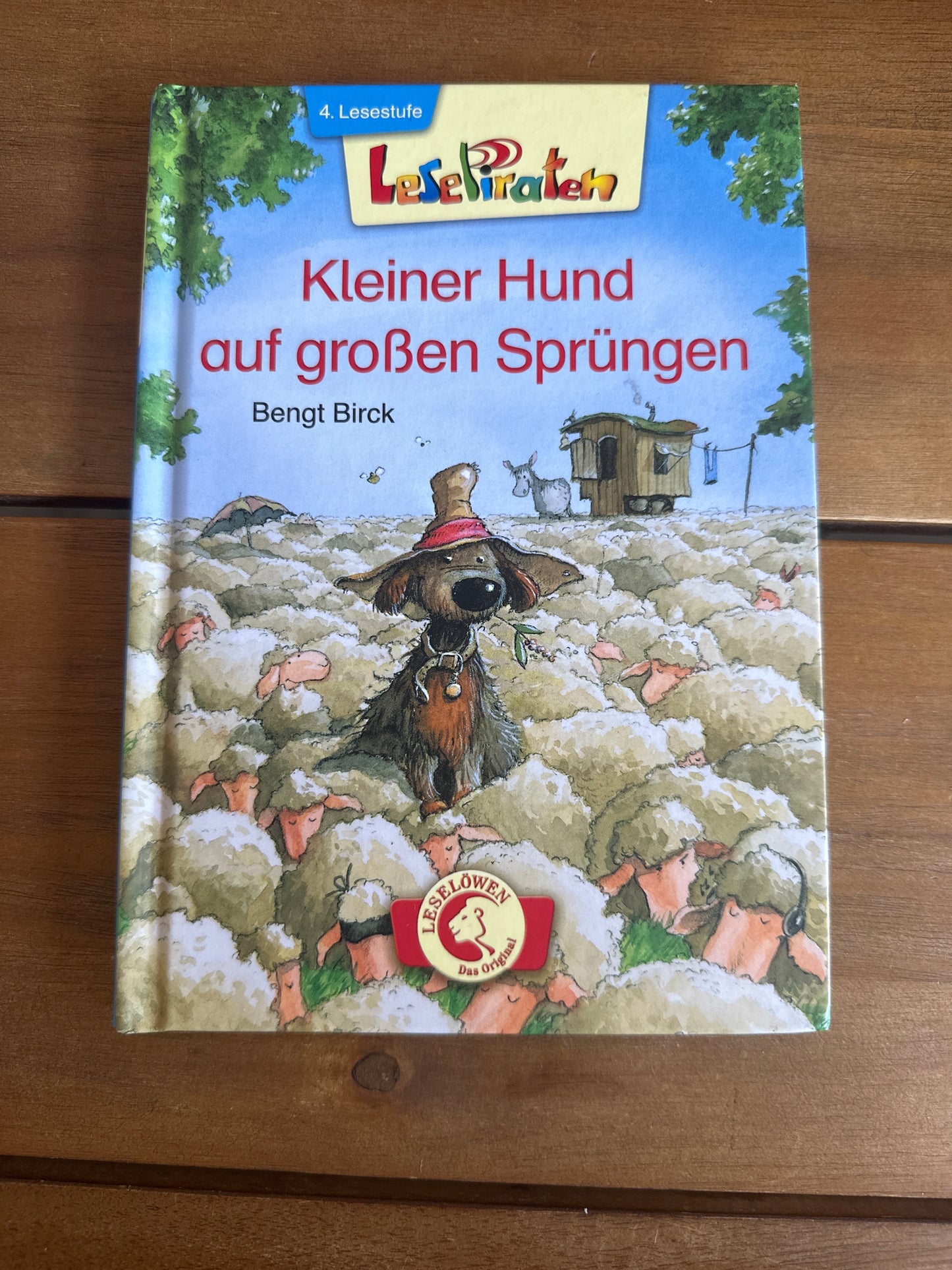 Kleiner Hund auf großen Sprügen